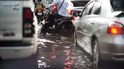 Agar Tak Kemasukan Air, Ini Cara Jitu Hadapi Banjir di Jalan Saat Berkendara