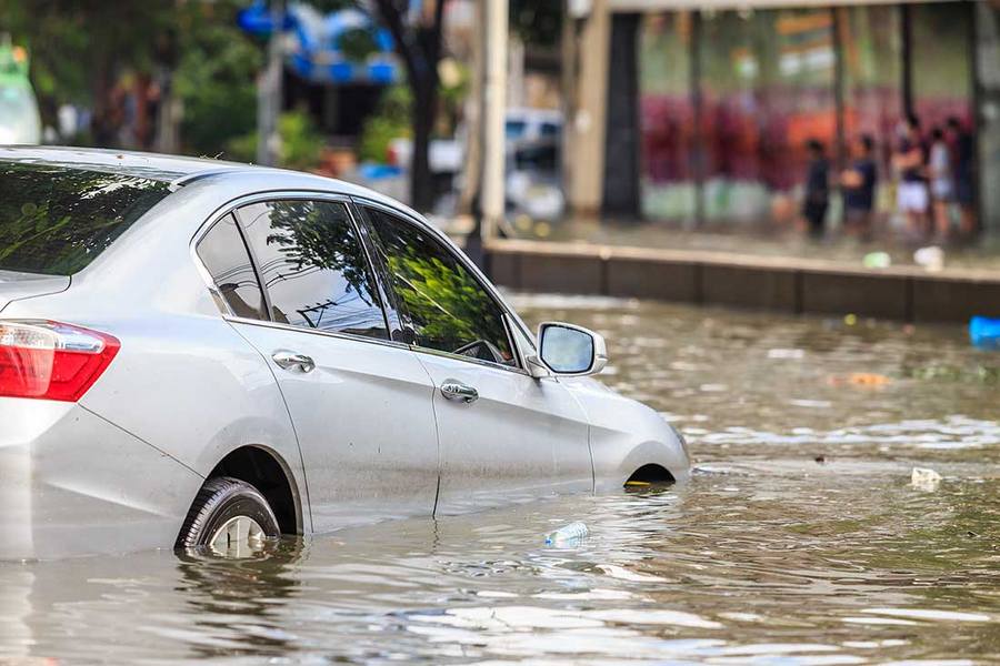 Cara Jitu Hadapi Banjir Di Jalan Saat Berkendara